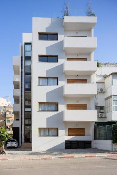 Mr. Louis - By TLV2GO