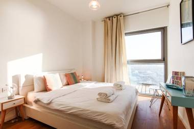 FeelHome - Magical Sea View Apartment with Pool Gym Parking