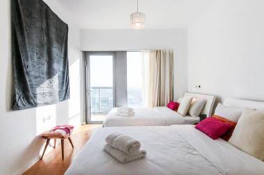 FeelHome - Magical Sea View Apartment with Pool Gym Parking