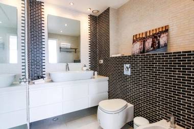 FeelHome - Magical Sea View Apartment with Pool Gym Parking