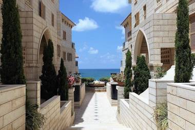 Deluxe 2-Bedroom Jaffa Dreams with Pool & Parking