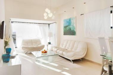 GLORIOUS renovated apartment on top of the beach