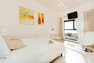 GLORIOUS renovated apartment on top of the beach