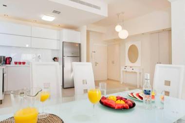 GLORIOUS renovated apartment on top of the beach