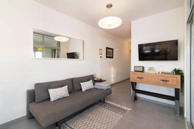 HAYARKON-ALLENBY classic style Apartments by the sea by HOMY