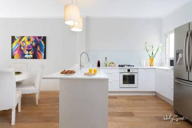 Clear 3BR near Bograshov by HolyGuest