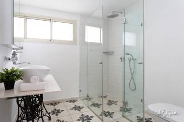 Clear 3BR near Bograshov by HolyGuest