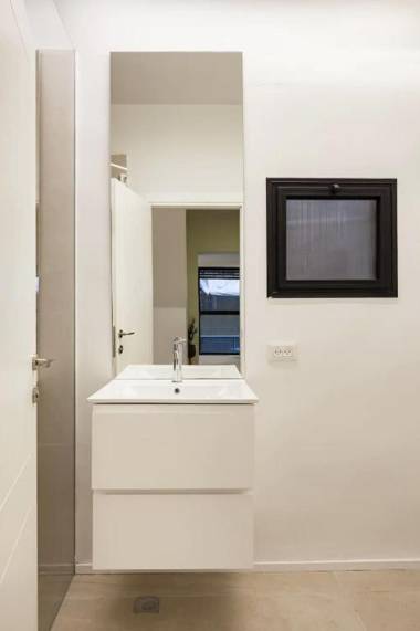 RENOVATED LARGE 3RM APARTMENT 5 MIN FROM THE BEACH