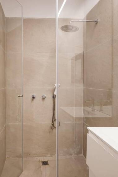 RENOVATED LARGE 3RM APARTMENT 5 MIN FROM THE BEACH