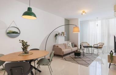 Spacious Lighted 2 bedrooms apt near the beach