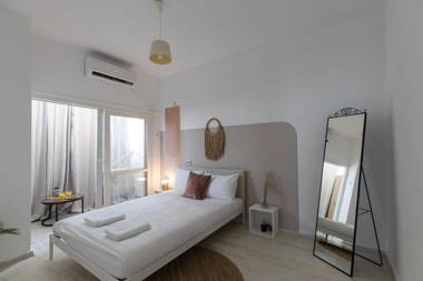 Spacious Lighted 2 bedrooms apt near the beach