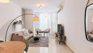 Spacious Lighted 2 bedrooms apt near the beach