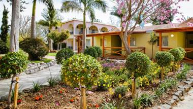 Shaar Hagolan Kibbutz Country Lodging