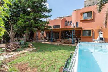 Large Villa Near The Megadim Sea tarmpoline Climbing wall