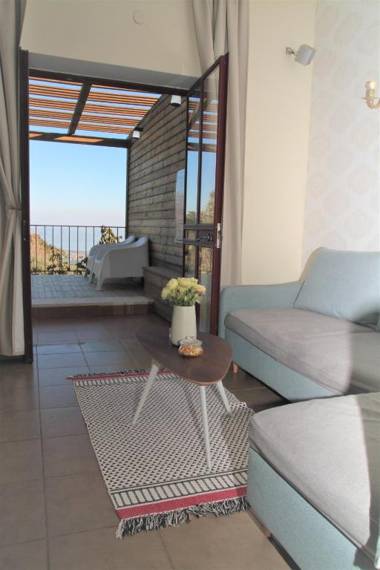 Red and White אדום לבן