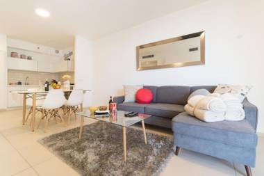 Luxury One-Bedroom Apartment/parking in city center