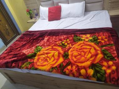 SPOT ON 83178 Paras Ratna