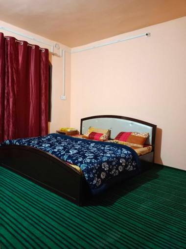 POP HOME 91511 4 Seasons Homestay