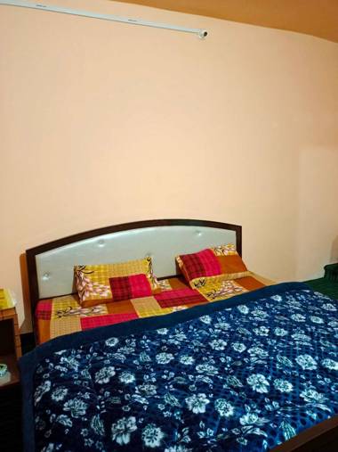 POP HOME 91511 4 Seasons Homestay