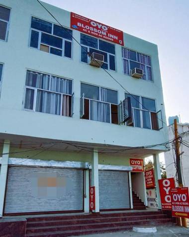 OYO 87047 Blossom Inn