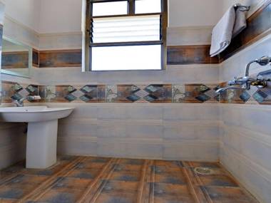 OYO 6670 Hotel Himalaya Tower