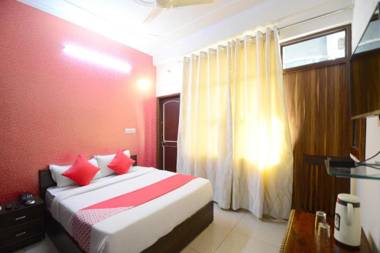 OYO 18342 Hotel Aqueens Plaza