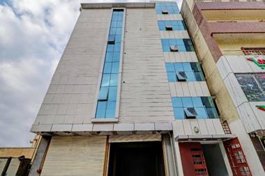 OYO 78917 Mandhara Suites