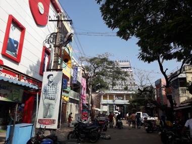 Pari Residential Lodge - Temple View Hotel