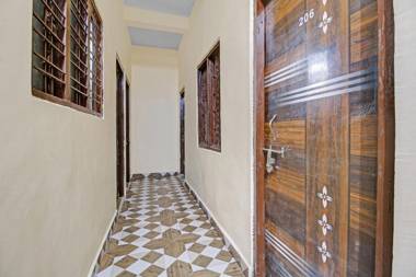 Capital O 85877 Hotel Red N Blue