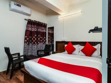 Capital O 24414 Hotel Naidu Grand Rooms