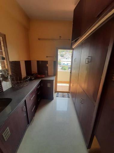 2 bedroom AC condo with free parking