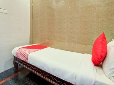 OYO Flagship 75668 Hotel Tejasri Residency