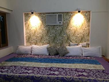 2 AC Rooms with Kitchen & Lounge near Ganges