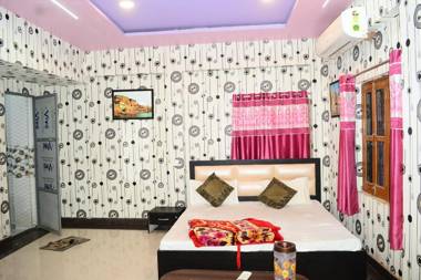 SPOT ON 77097 H R Paying Guest House