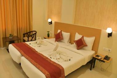 Click Hotel Yatharth Inn