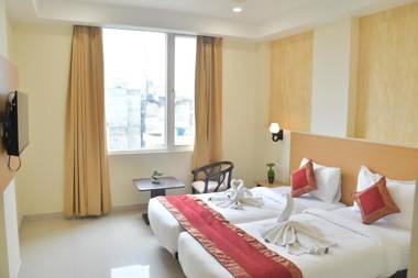 Click Hotel Yatharth Inn