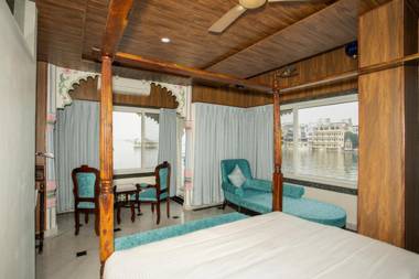 Jheel Hotel & Restaurant