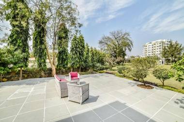 Family Vacay In Green Settings