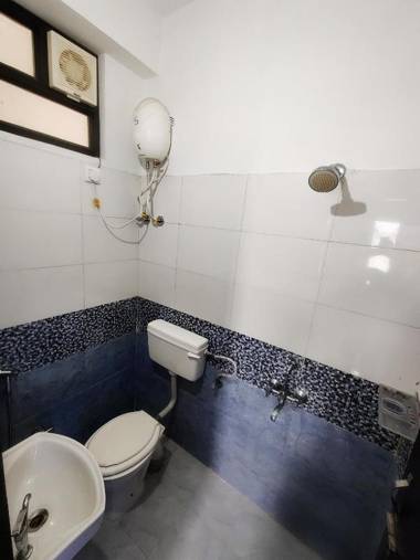 TicAna Studio with all amenities lake view & terrace garden Ac Kitchen wifi