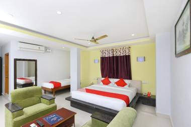 Collection O 12765 Hotel Golden Rooms