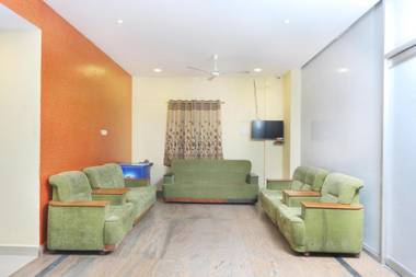 Collection O 12765 Hotel Golden Rooms