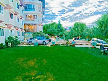 Royal Jardin Whistling Pines Resort