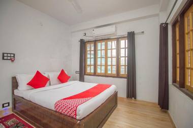 OYO 60656 Four Fox Suits