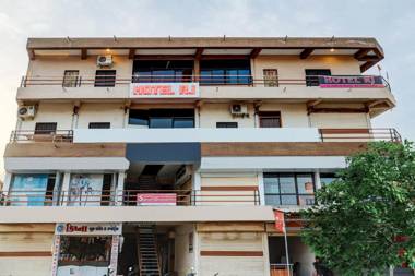 SPOT ON 77081 Hotel Rj