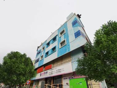 OYO 76215 Royal Residency