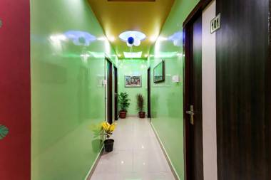 OYO 60800 Hotel Landlord