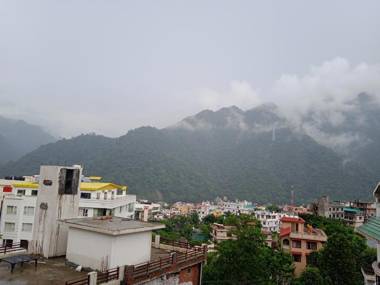 Luxurious Apartment in Hills Tapovan