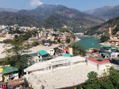 OYO HOME 84603 Trinetra Guest House