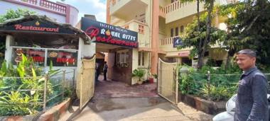 Goroomgo Moon CT Road Puri