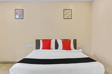 Collection O 76845 Log inn plaza